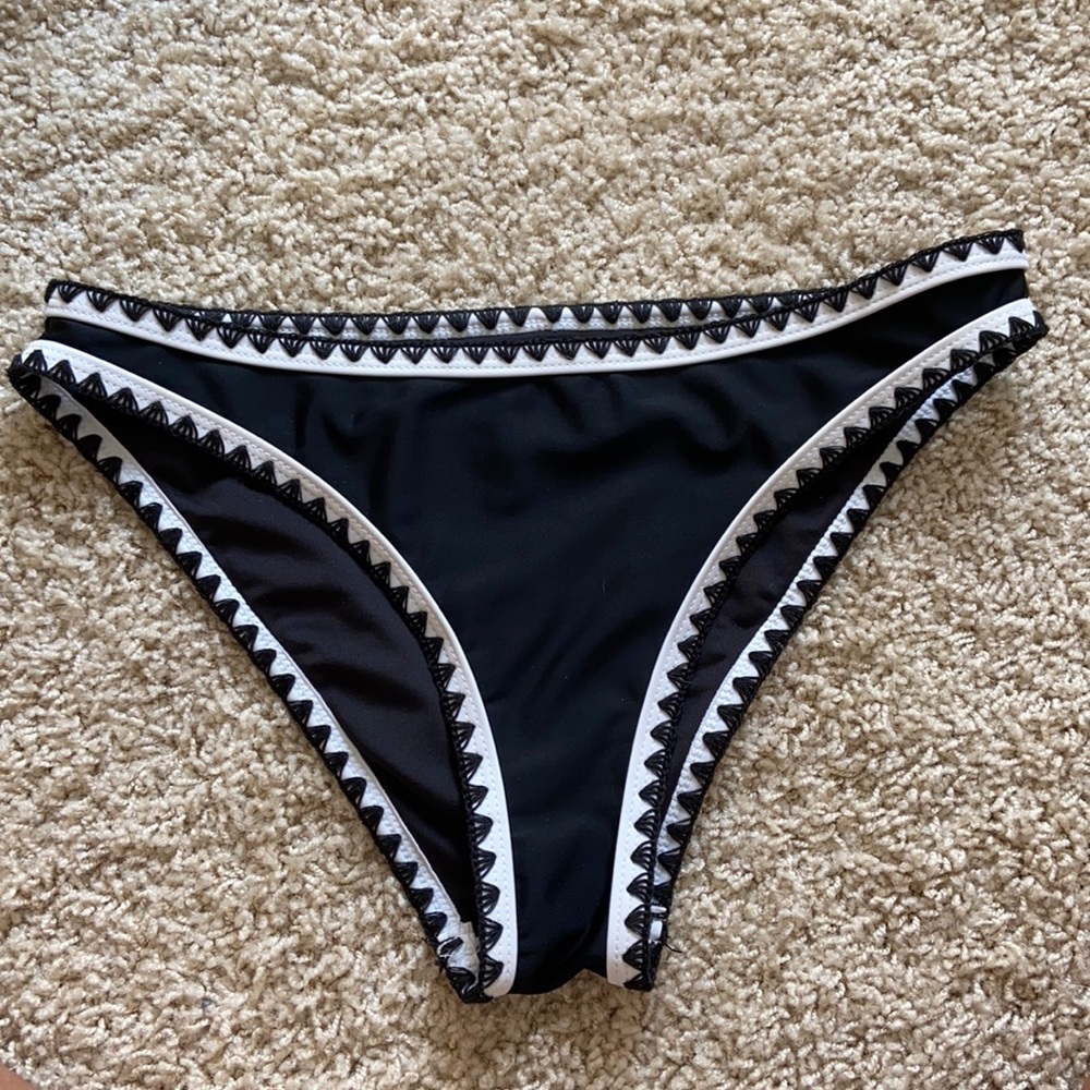 CUPSHE Black and white swimsuit bottoms